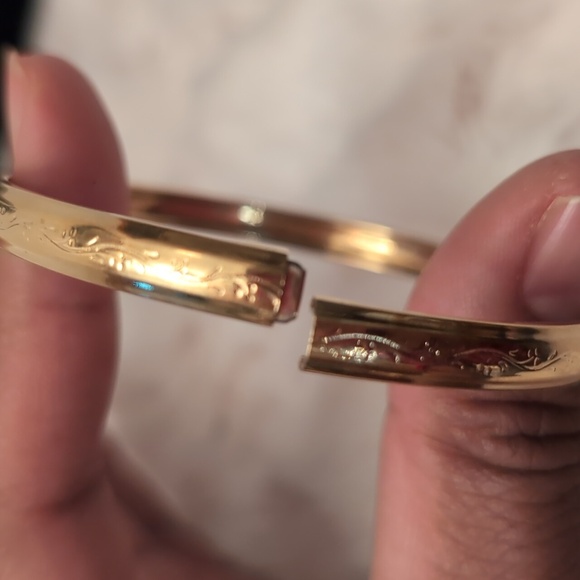 Vintage Gold Toned Bracelet With Engraved Vine Pattern - Picture 5 of 7